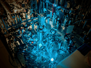 Układ eksperymentalny sterujący kwantową anteną radiową (fot. Michał Parniak, Uniwersytet Warszawski)