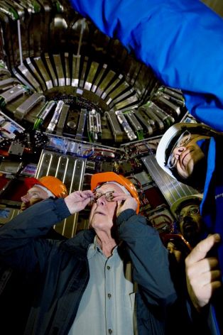 Peter Higgs zwiedza eksperyment CMS. Żródło: CERN (CERN-HI-0804045 tirage 03)