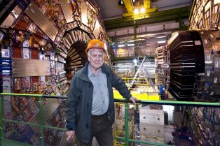 Prof. Peter Higgs podczas zwiedzania eksperymentu CMS. Źrodło: CERN