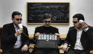 It will be possible to carry out quantum encryption by means of sources of noisy entanglement.  In the picture from the left: Prof. Paweł Horodecki (PG), Rafał Demkowicz-Dobrzański, PhD (FUW) and Michał Karpiński, PhD student (FUW). (Source: NLTK, Grzegorz Krzyżewski)