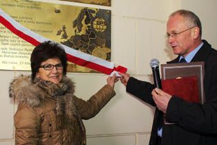 Prof. Luisa Cifarelli, prezydent European Physical Society, i prof. Marek Trippenbach, prodziekan Wydziału Fizyki Uniwersytetu Warszawskiego, odsłaniają tablicę „EPS Historic Site”