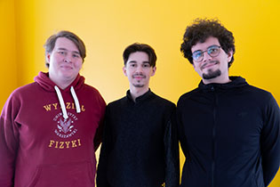 Na zdjęciu od lewej zdobywcy srebrnego medalu: Nikodem Ciomcia, Michał Młynarczyk i Michał Kasprzyk fot. Patrycja Chuchała, Wydział Fizyki UW