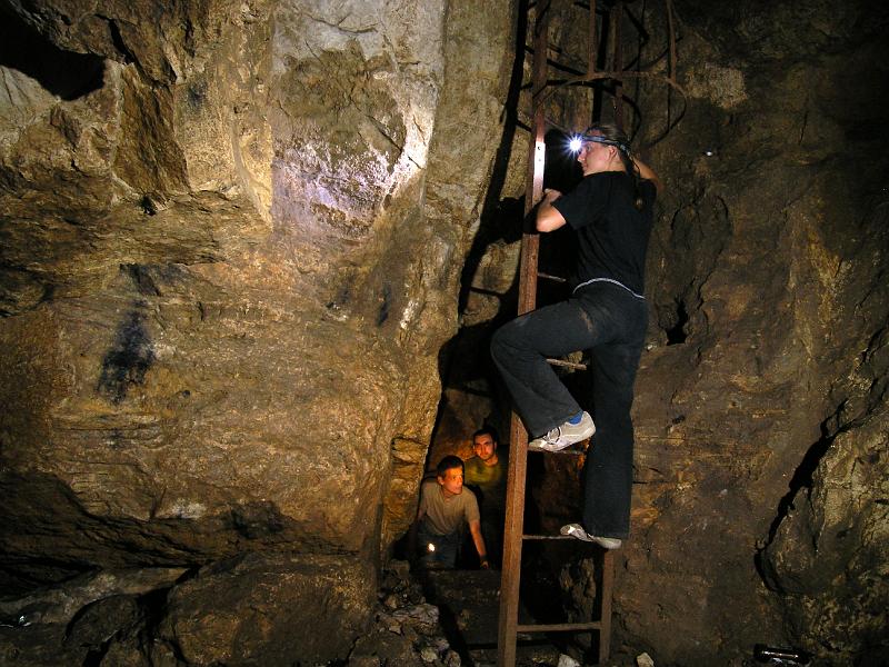 P7263005a.jpg - Jasknia Stalagmitowa.  Mała turystyczna jaskinia w RezerwacieWęże na Górze Zelce. 