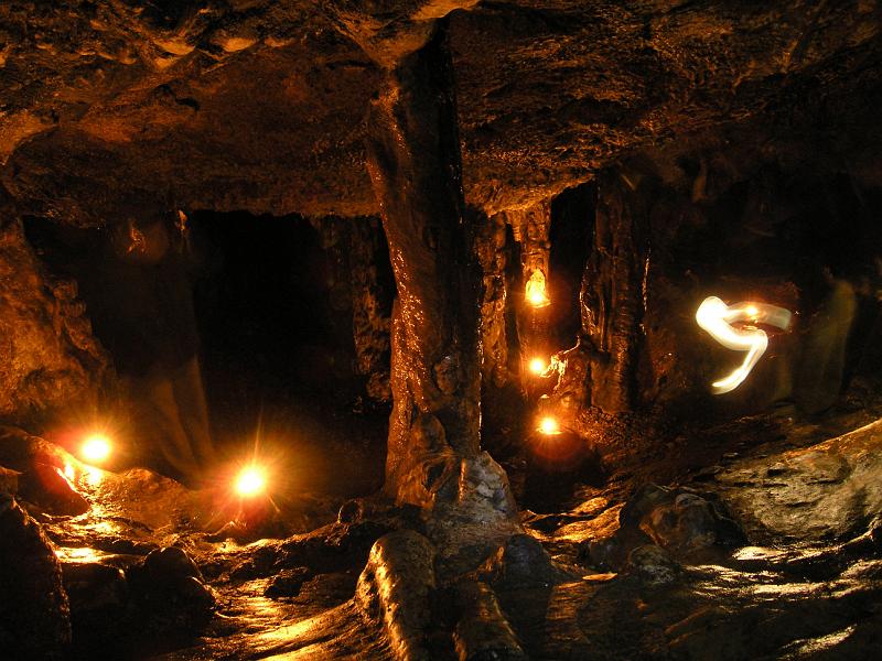 P8130884a.jpg - Jaskinia w Zielonej Górze   Charakterystyczne stalagmity.