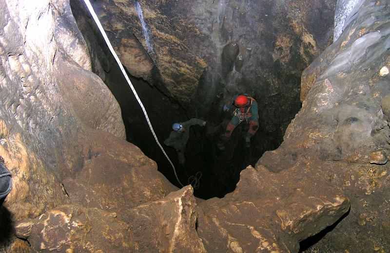 PA010066a.jpg - Jaskinia Wszystkich Świętych   Grotołazi na dnie