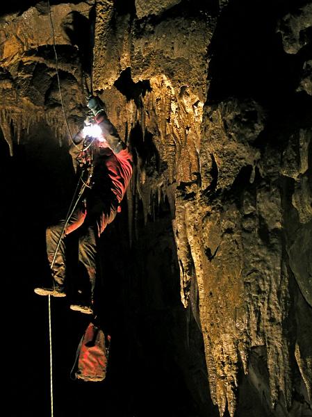 P4303914a_fa.jpg - Najdena Jama   Janusz na przepince ze stalagmitu