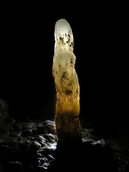 P5014055_6a.jpg - Postojnska Jama   Przejrzysty kalcytowy stalagmit